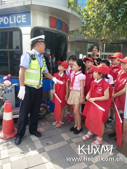 石家庄西苑小学雏鹰中队公益活动助力创城