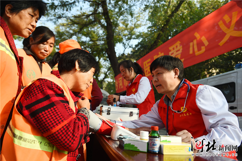 沙河:健康礼包关爱户外劳动者