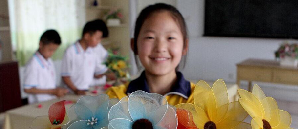 小学生变废为宝手工做花卉迎接世界环境日