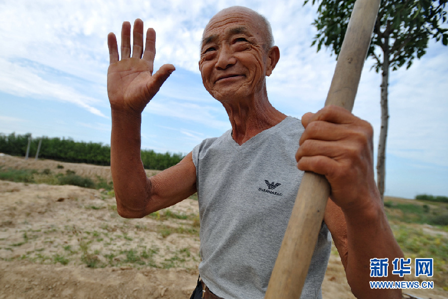 河北黄骅:69岁老人李洪祥义务修路三十五载