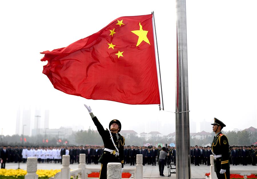10月1日,河北省石家庄市民心广场举行升国旗仪式。当日,全国各地举行升国旗仪式,庆祝中华人民共和国成立68周年。 新华社记者 王晓摄