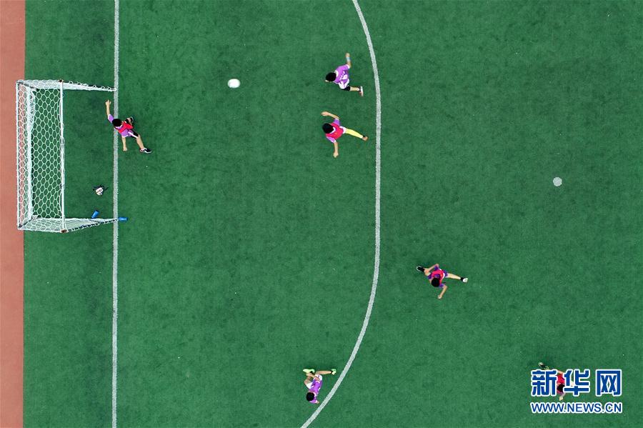 河北宁晋:踢足球乐享端午