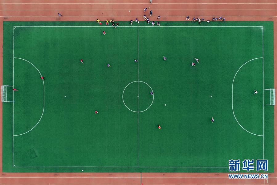 河北宁晋:踢足球乐享端午