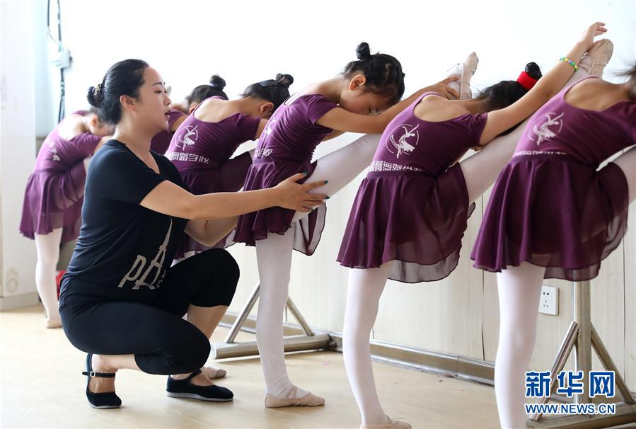 （教育）（2）河北灵寿：暑期快乐学舞蹈