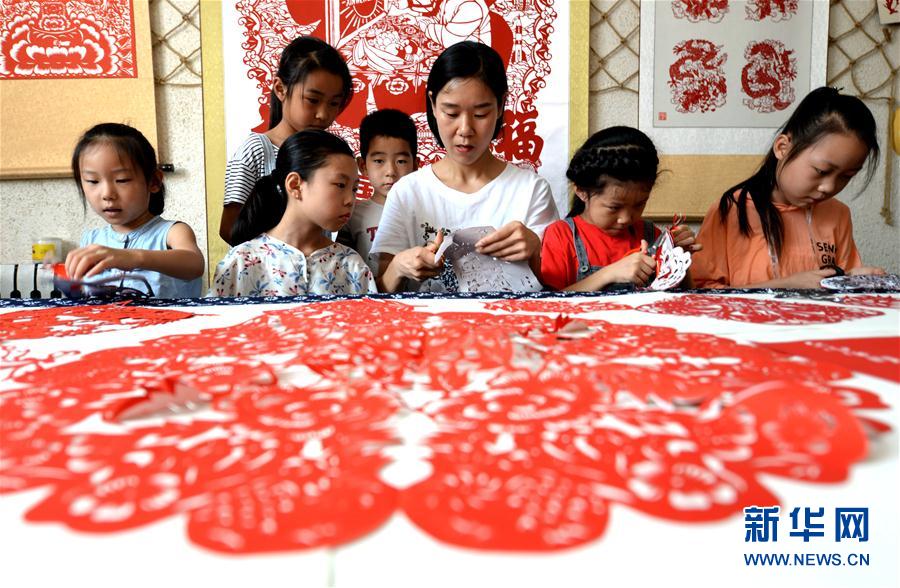 （社會）（3）河北磁縣：學剪紙過暑假