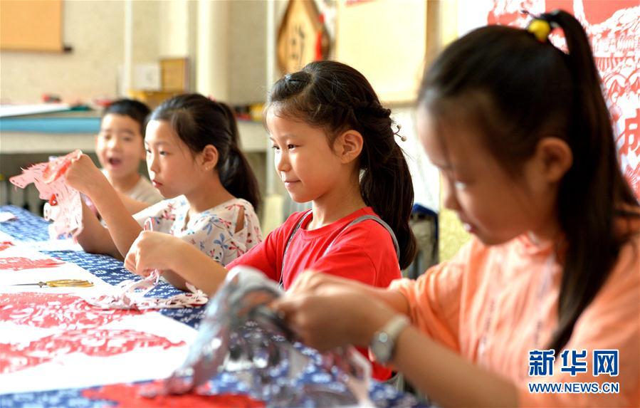 （社會）（5）河北磁縣：學剪紙過暑假