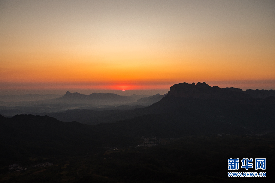 秋分时节看太行山旭日东升