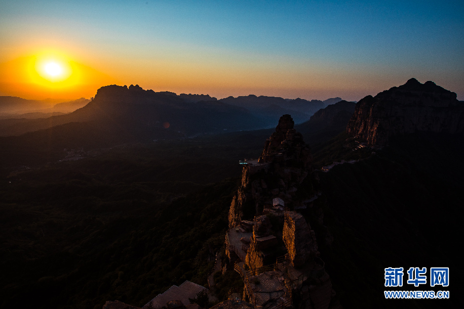 秋分时节看太行山旭日东升