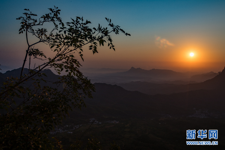 秋分时节看太行山旭日东升