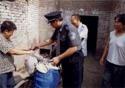 李永来总是热心地解决群众的生活困难.