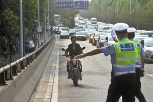 石家庄查获45起非机动车上高架违规行为