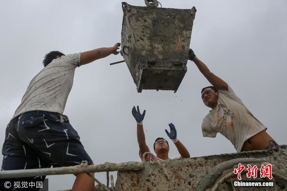 石家庄栾城区断臂小伙直播搬砖 粉丝近80万