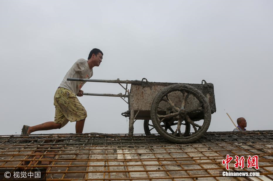 石家庄栾城区断臂小伙直播搬砖 粉丝近80万