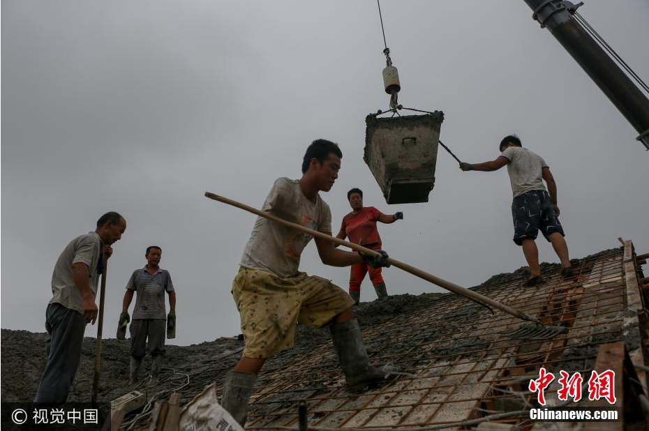 石家庄栾城区断臂小伙直播搬砖 粉丝近80万