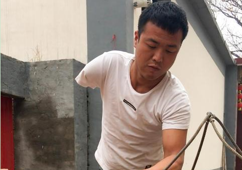 石家庄栾城区断臂小伙直播搬砖 粉丝近80万