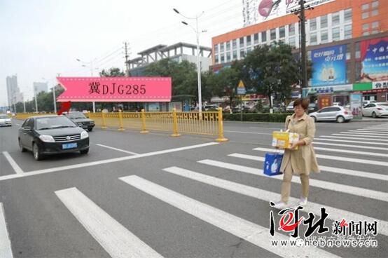 邯郸发布斑马线前 红黑榜 :抢行被处罚