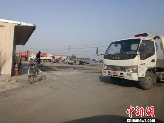 邢台一停车场违规收拖车费 交警介入调查