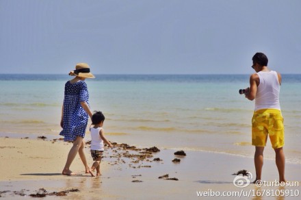 邓超背儿子游玩照 生二胎女儿或面临巨额罚款