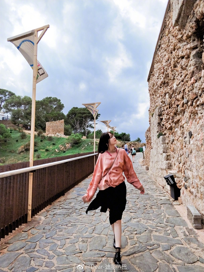 迪丽热巴素颜去游玩 颜值美过洋娃娃\/图