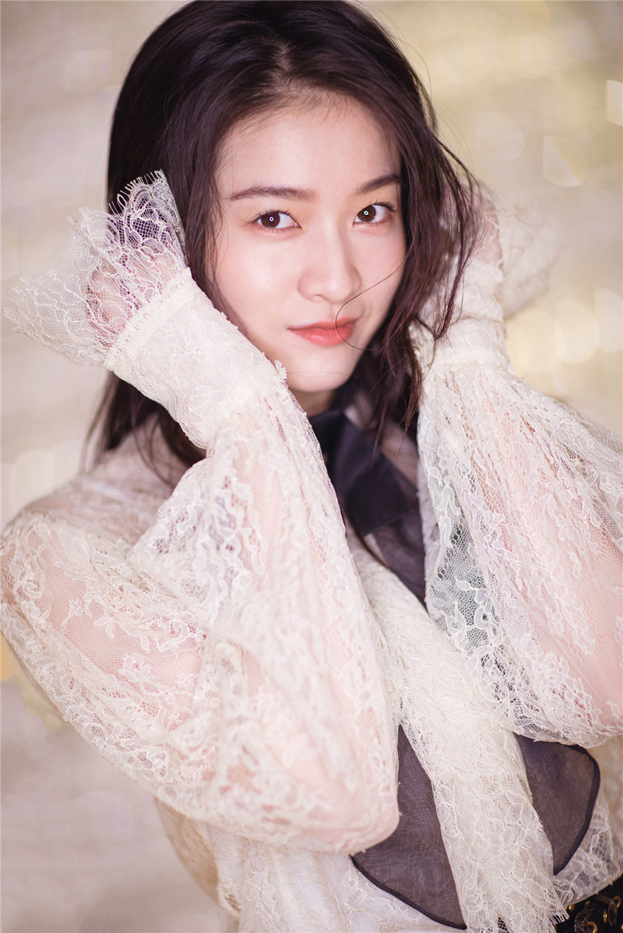 张雪迎亮相少女感十足 新剧中超帅气
