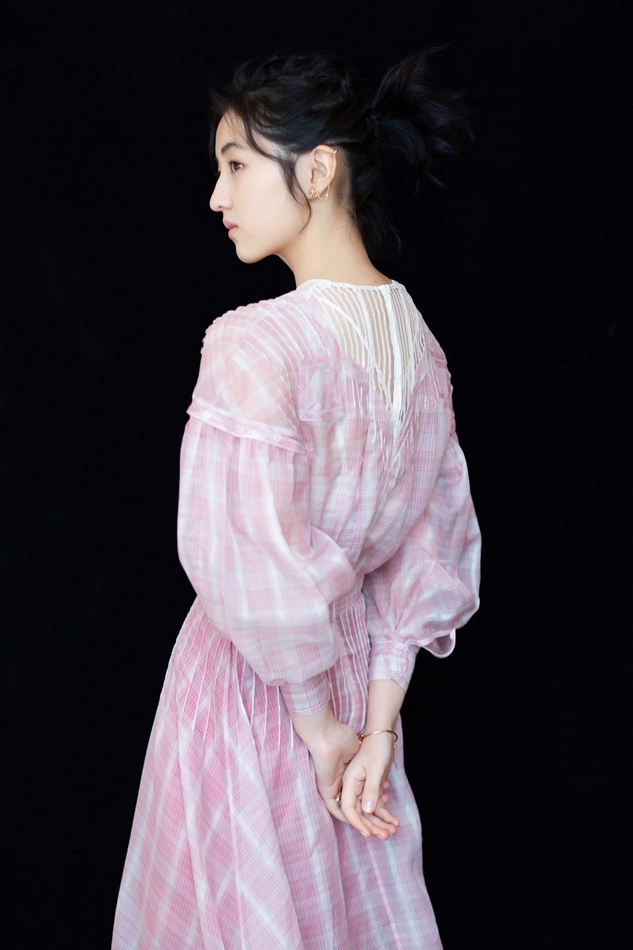 张子枫清新优雅画风 你被美到了吗?