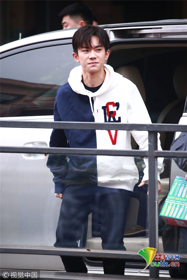 易烊千玺录制快本友好挥手 粉丝提前送生日祝