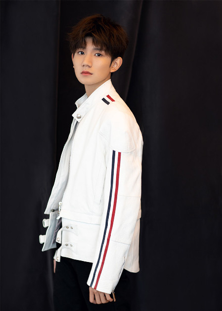 王源白衣造型活力满满 美少年的时尚