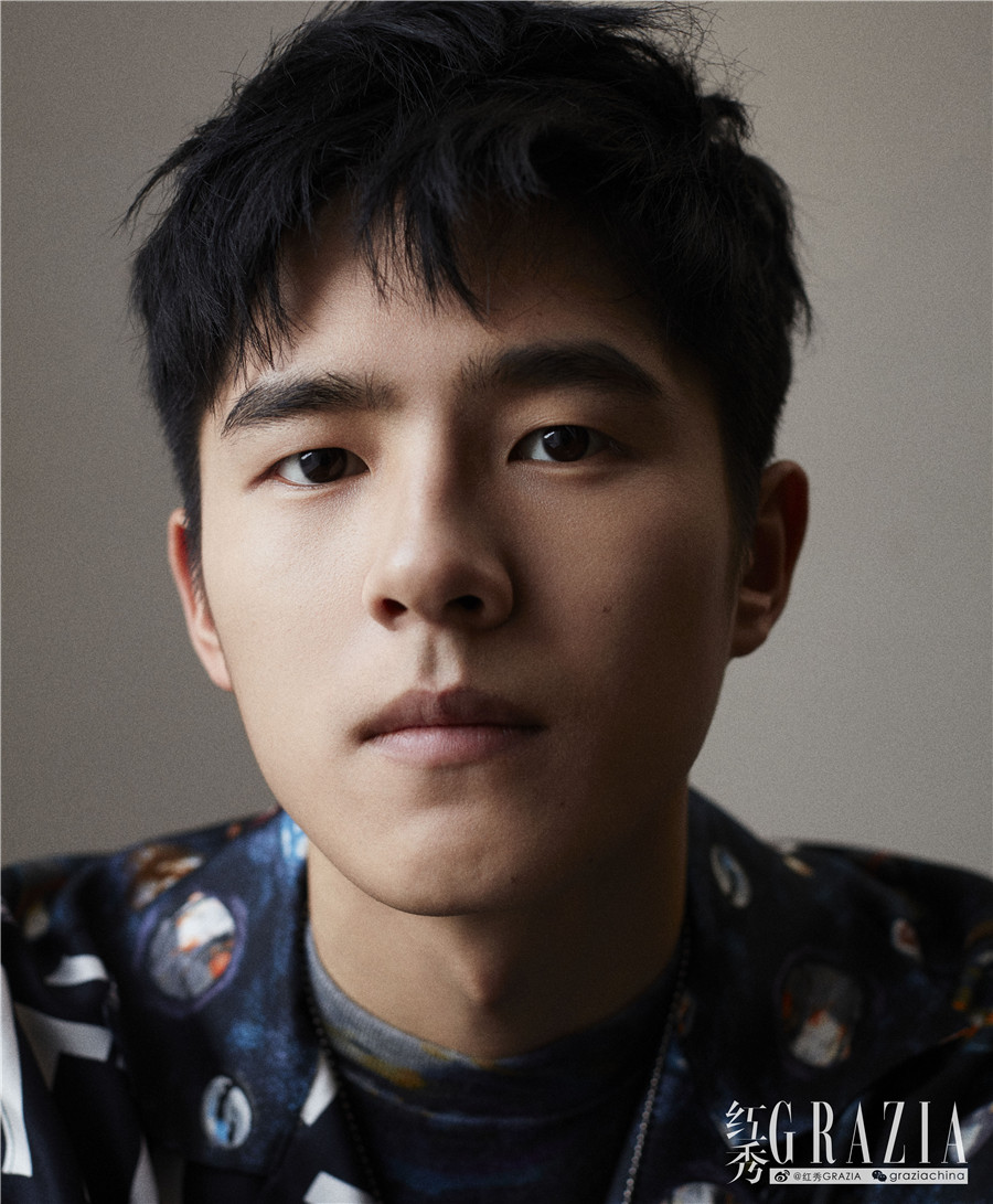 刘昊然清冽眼神诠释少年棱角