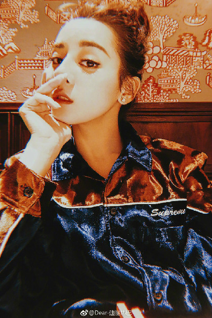 迪丽热巴新年晒美照 扎丸子头满是活力