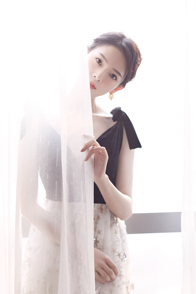 陈瑶黑色丝绒刺绣纱裙 贵气优雅演绎复古时尚