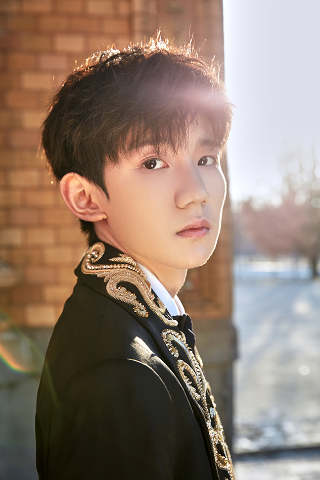 王源亮相柏林电影节 衣着考究展绅士魅力