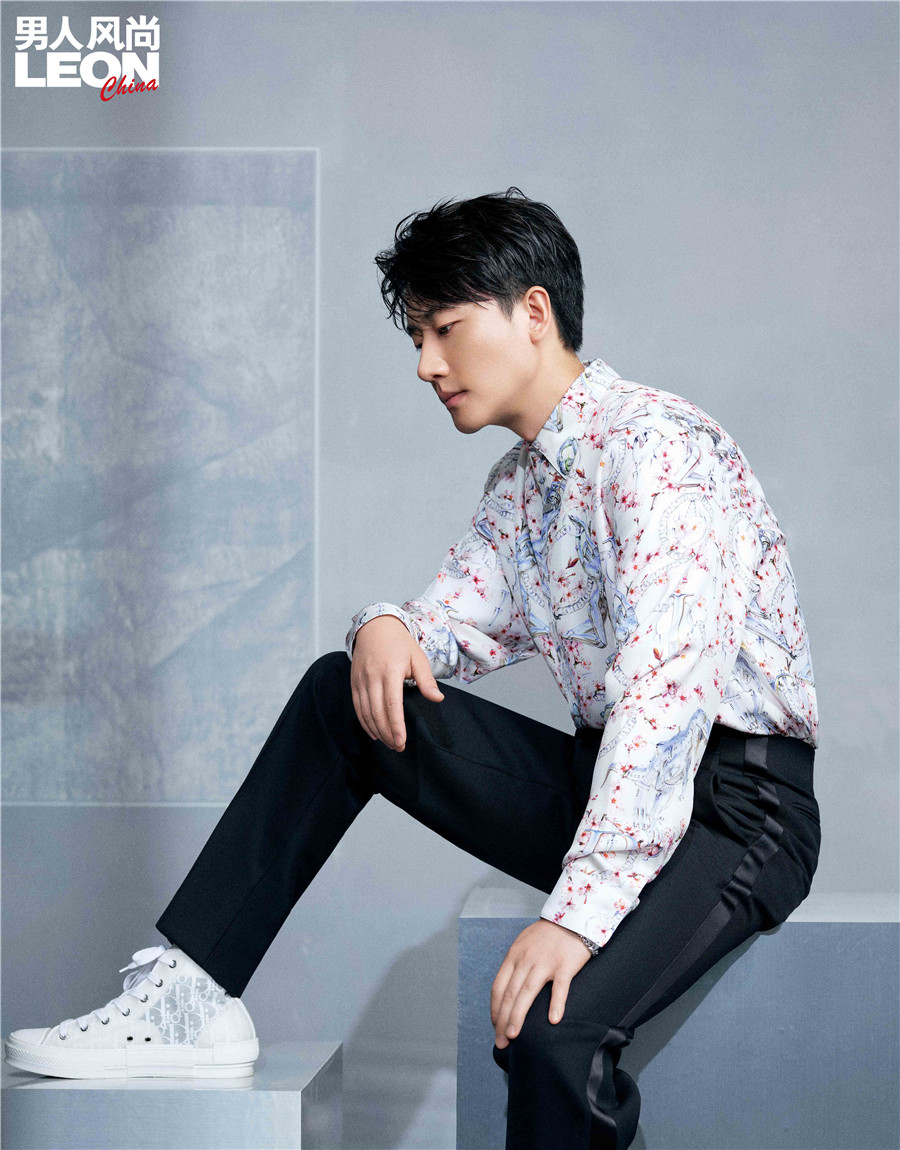 黄轩畅聊生活趣事变身稚气大男孩