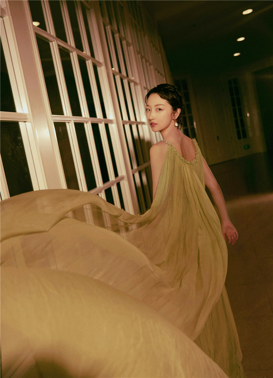 周冬雨一身跳脱的颜色 美出个性清爽