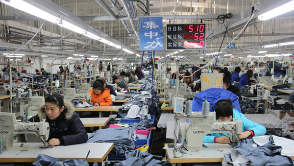 紧张忙碌的服装生产车间