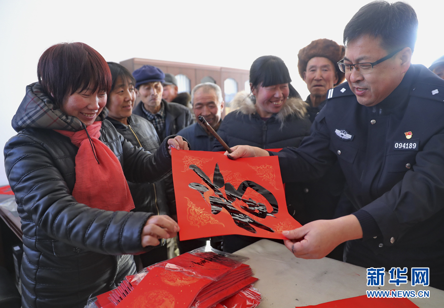秦皇岛市公安局迎新春送文化送温暖走进青龙