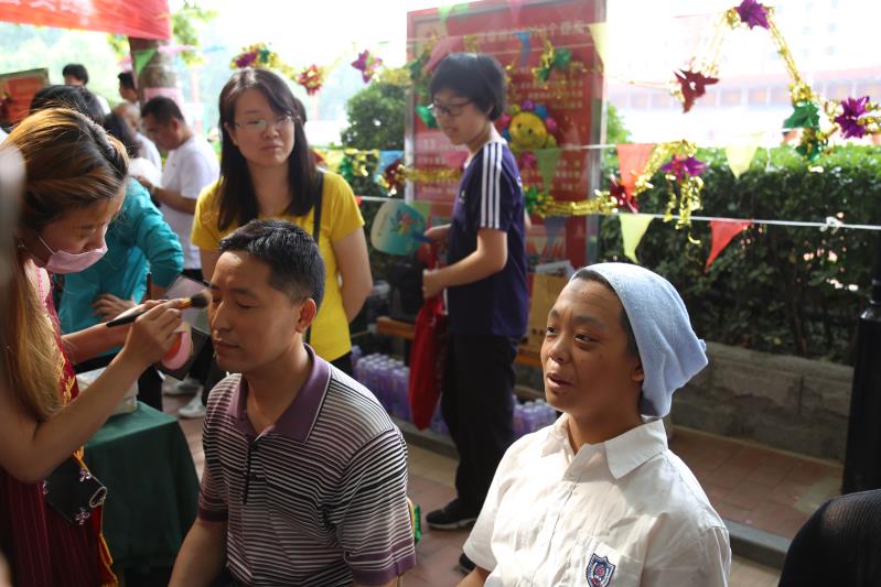 国语学校学生走进社区 调查老年人居家服务需