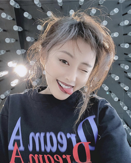 大胆跳脱 张天爱挑战复古哥特风小恶魔