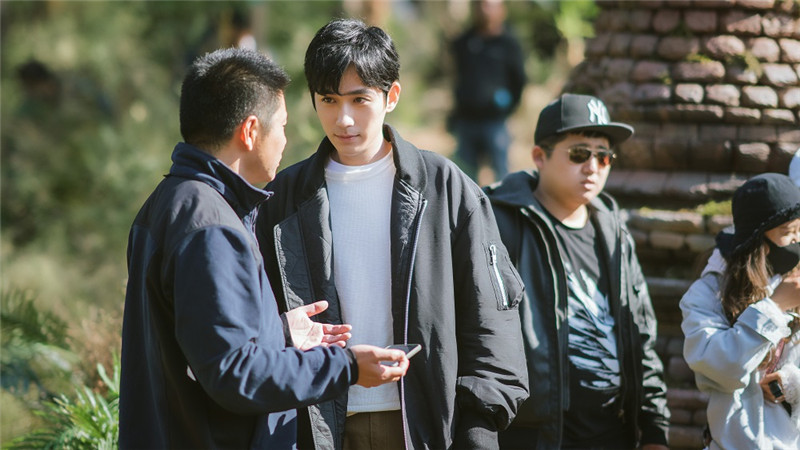 《盗墓笔记重启》朱一龙演吴邪 曝片场花絮照