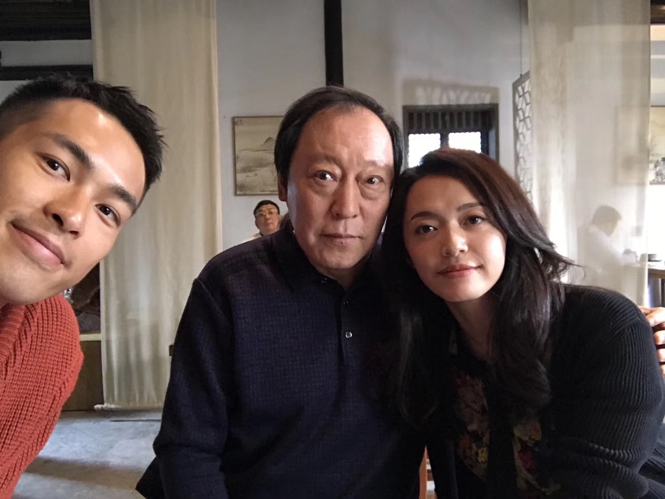 《都挺好》幕后照曝光 姚晨郭京飞搂肩甜笑