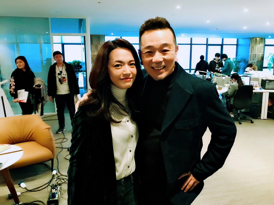 《都挺好》幕后照曝光 姚晨郭京飞搂肩甜笑