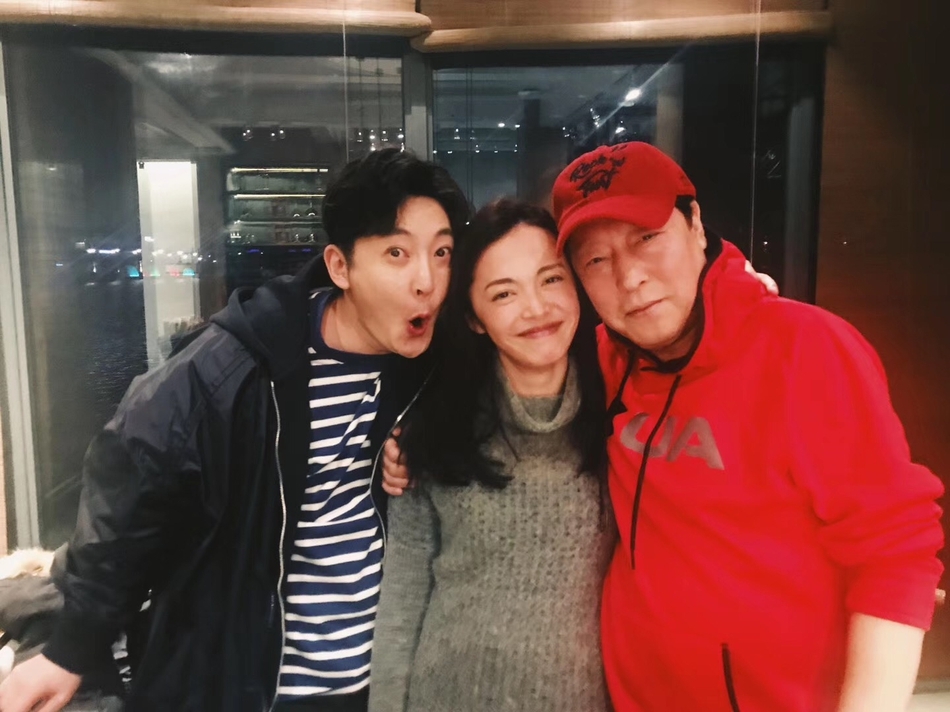 《都挺好》幕后照曝光 姚晨郭京飞搂肩甜笑