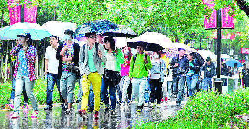 第十届世界徒步大会雨中起步 市长进行领走
