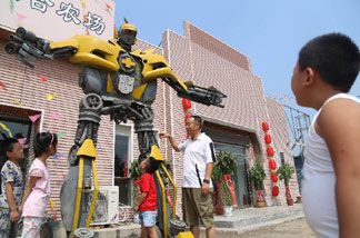 河北河间：巧手市民用废弃材料制作&ldquo;变形金刚&rdquo;