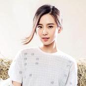 图：刘诗诗怀抱萌羊登封面 亲昵互动温暖贺新春