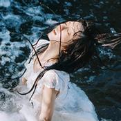 童可可最新湿身露背写真曝光 尽显小女生别样风情