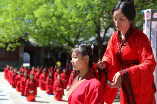 河北沧州举行五四青年节成人礼