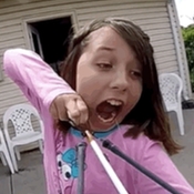 美国11岁女孩用弓弩拔牙震惊网民