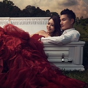 新加坡棺材主题结婚照走红