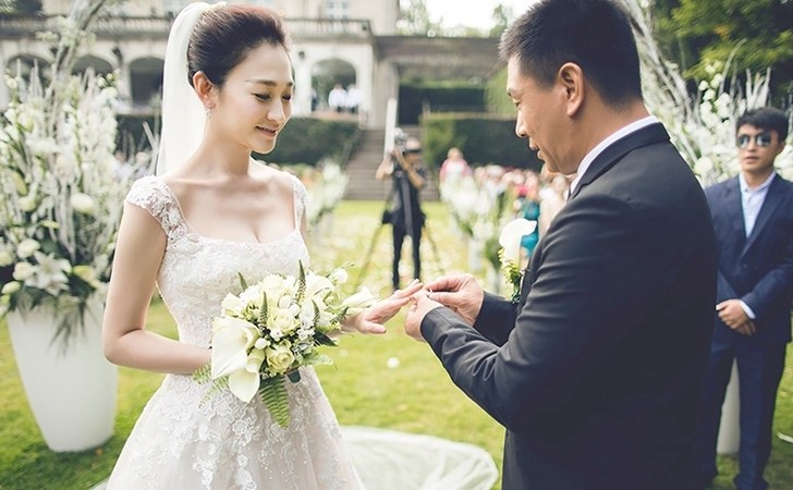 39岁李小冉嫁给相识16年男闺蜜 比利时办草坪婚礼