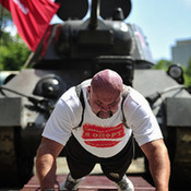 俄罗斯大力士拖动一辆重达26.2吨坦克